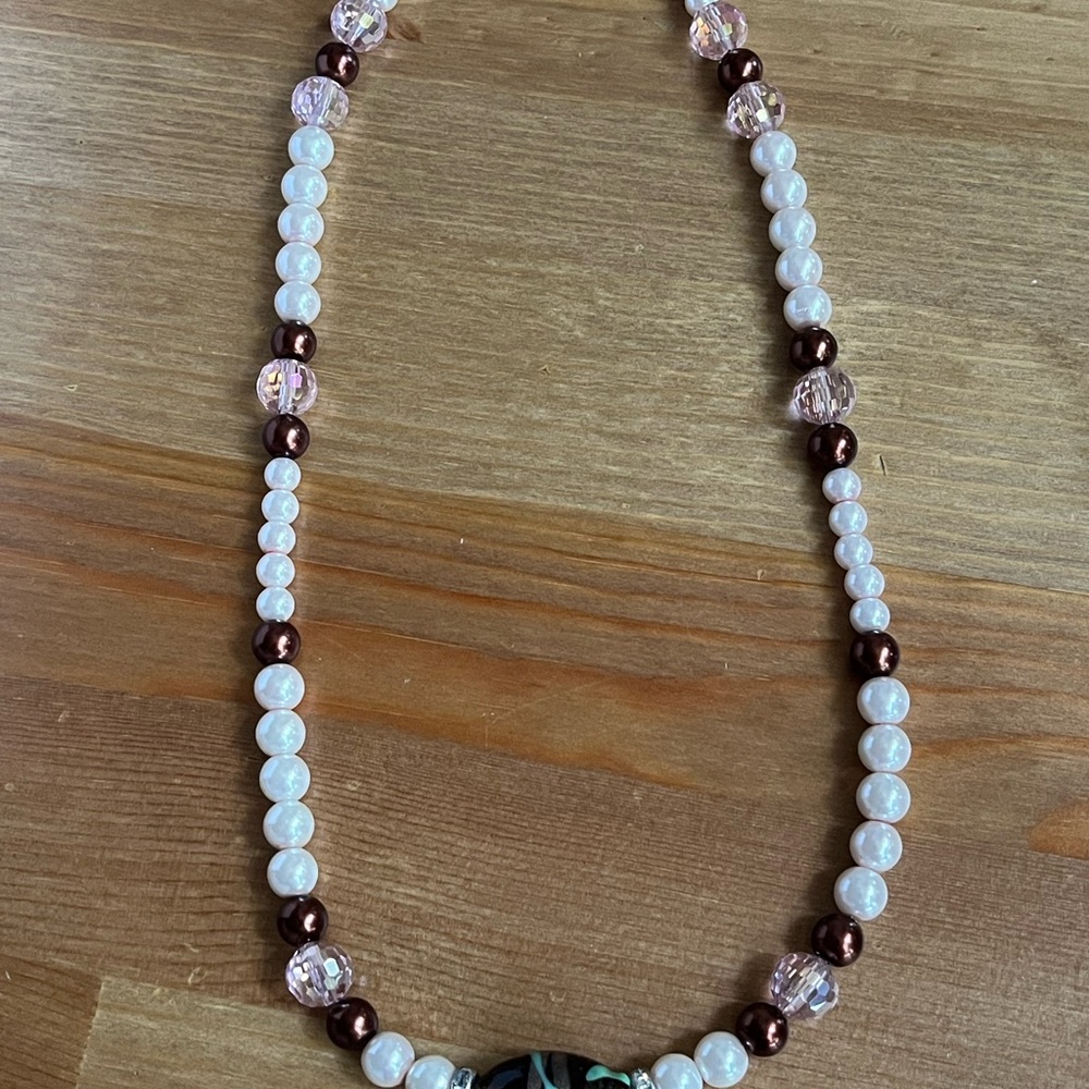 Vintage glass pearl necklace with glass-painted pendant - Picture 11 of 14